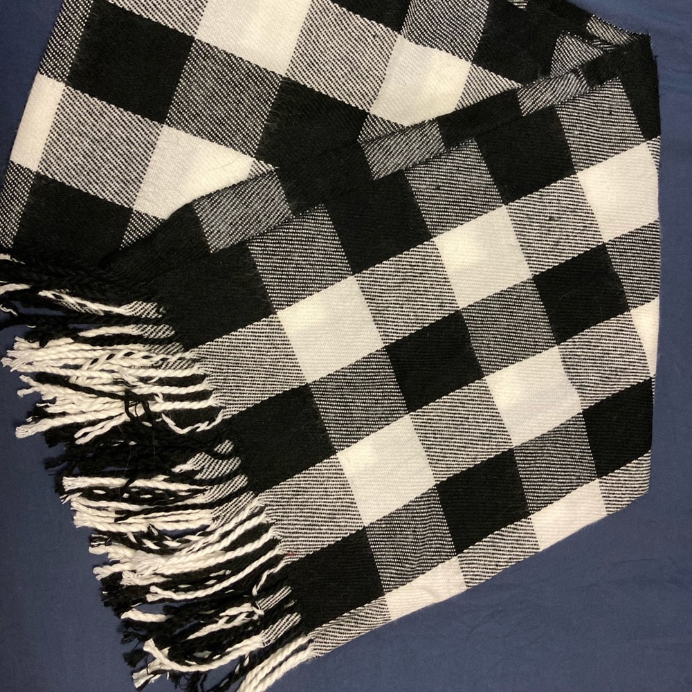 Large black and white checkered blanket scarf